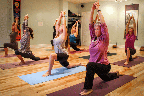 yoga en groupe salutation